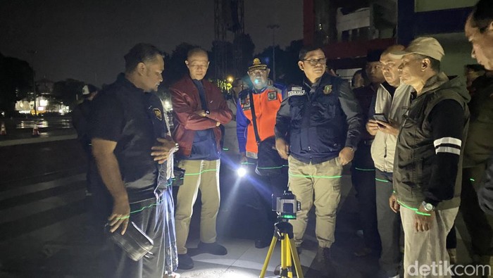 Forkopimda saat memeriksa arah kiblat di Lapang Merdeka, Kota Sukabumi pada Minggu (16/6/2024) malam.