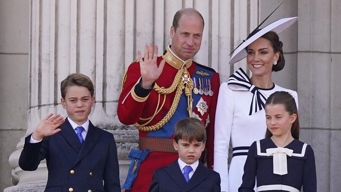 Gaya Kate Middleton di Trooping The Colour Prince William, and Kate Princess of Wales on the balcony of Buckingham Palace with their children Prince George, left, Prince Louis, front centre, and Princess Charlotte wave to the crowds after the Trooping the Color ceremony, in London, Saturday, June 15, 2024. Trooping the Color is the Kings Birthday Parade and one of the nations most impressive and iconic annual events attended by almost every member of the Royal Family. (AP Photo/Alberto Pezzali)