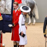 Kate kemudian menyempurnakan gayanya dengan topi unik berbentuk piring pipih karya Philip Treacy, clutch Mulberry, dan sepasang heels putih Jimmy Choo. Tidak ketinggalan beberapa perhiasan regalia yang semakin mempertegas aura bangsawan. (Foto: Mike Marsland/WireImage)