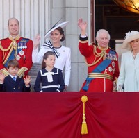 Gaya Kate senada dengan anak keduanya, Putri Charlotte, yang berbalut dress bernuansa nautical atau pelaut. Terusan biru navy Charlotte dihiasi dasi putih yang menyerupai pita. Foto: Chris Jackson/Getty Images