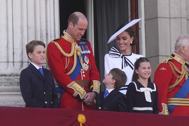 Penampilan Kate di Trooping the Colour memberi contoh bagaimana mempertahankan sebuah busana agar memiliki hidup yang lebih panjang sehingga tidak cepat berakhir di tempat pembuangan. Fashion masih menjadi industri dengan sumbangan limbah terbesar di dunia. Foto: James Manning/PA via AP