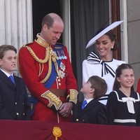 Penampilan Kate di Trooping the Colour memberi contoh bagaimana mempertahankan sebuah busana agar memiliki hidup yang lebih panjang sehingga tidak cepat berakhir di tempat pembuangan. Fashion masih menjadi industri dengan sumbangan limbah terbesar di dunia. Foto: James Manning/PA via AP