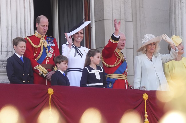 Penampilan Kate di Trooping the Colour memberi contoh bagaimana mempertahankan sebuah busana agar memiliki hidup yang lebih panjang sehingga tidak cepat berakhir di tempat pembuangan. Fashion masih menjadi industri dengan sumbangan limbah terbesar di dunia. Foto: James Manning/PA via AP