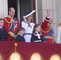 Penampilan Kate di Trooping the Colour memberi contoh bagaimana mempertahankan sebuah busana agar memiliki hidup yang lebih panjang sehingga tidak cepat berakhir di tempat pembuangan. Fashion masih menjadi industri dengan sumbangan limbah terbesar di dunia. Foto: James Manning/PA via AP