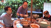 Makan di rumahnya, Azis buat konten mukbang seru bersama teman-temannya dengan lauk telur, ayam sampai ikan. Foto: Instagram @ajis_gagap