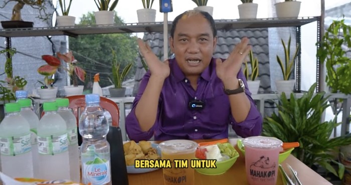 Gaya Kulineran Azis Gagap, Pelawak Senior yang Kini Jadi Juragan Sapi Kurban Gaya Kulineran Azis Gagap, Pelawak Senior yang Kini Jadi Juragan Sapi Kurban