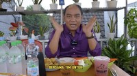 Saat bulan puasa, Azis sibuk buat konten kulineran nyicip takjil dan es buah di salah satu kafe tempat nongkrongnya. Foto: Instagram @ajis_gagap