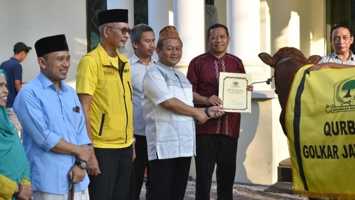 Golkar serahkan hewan kurban