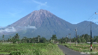 Gunung Semeru 7 Kali Erupsi Hari Ini, Muntahkan Abu Setinggi 900 Meter