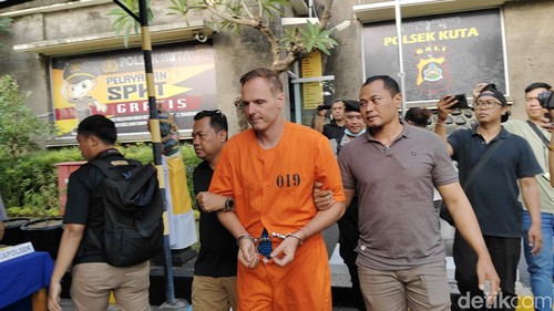 Henry Bruno Torper, WN Jerman penganiaya pemotor di Jalan Imam Bonjol, Kecamatan Kuta, Badung, Bali, saat dihadirkan dalam konferensi pers di Polsek Kuta, Minggu (16/6/2024). (Agus Eka Purna Negara/detikBali)