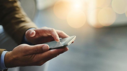 ilustrasi bermain ponsel