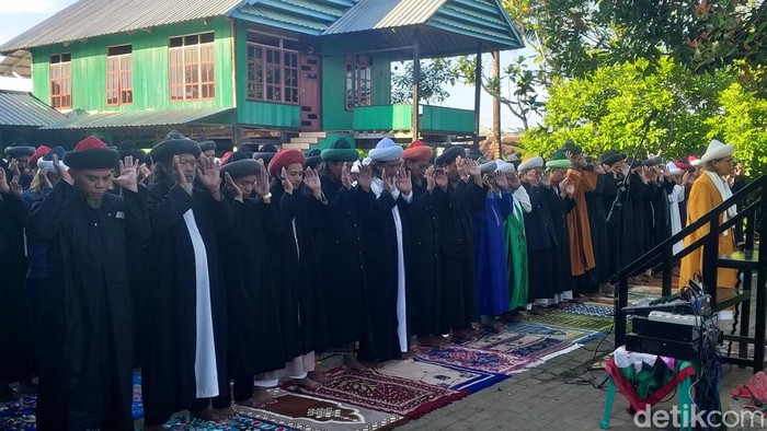 Jemaah An-Nadzir di Kabupaten Gowa, Sulawesi Selatan, menggelar salat Idul Adha pagi tadi.