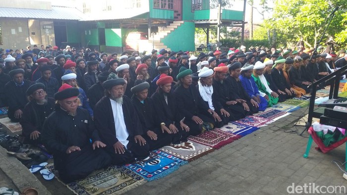 Jemaah An-Nadzir di Kabupaten Gowa, Sulawesi Selatan (Sulsel), menggelar salat Idul Adha pagi tadi.