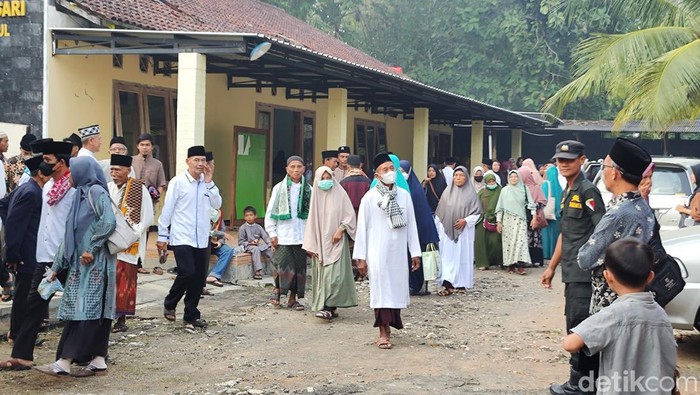 Jemaah MTA Gunungkidul bersiap menggelar salat Idul Adha, Minggu (16/6/2024).