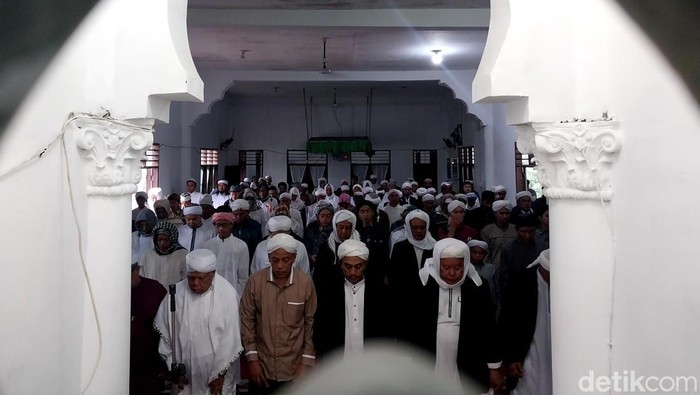 Jemaah Tarekat Naqsabandiyah saat melaksanakan salat Idul Adha.