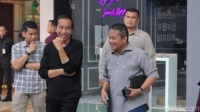Jokowi bertemu Ketua umum Organisasi Sedulur Kayu dan Mebel (Sekabel), Setyo Wisnu Broto di The Park Solo Baru, Minggu (16/6/2024).