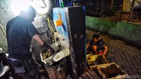 Setelah itu,  warga kampung lontong mulai mengentas lontong yang  sudah jadi dan dilanjutkan pengemasan.