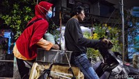 Lontong yang sudah jadi tersebut kemudian didistribusikan ke pasar, hingga warung-warung. Bahkan ada tengkulak yang mengambil sendiri di rumah warga.