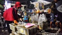 Harga lontong buatan warga Kampung Lontong Surabaya ini mulai dari Rp 1.200 hingga Rp 2 ribu tergantung ukuran.
