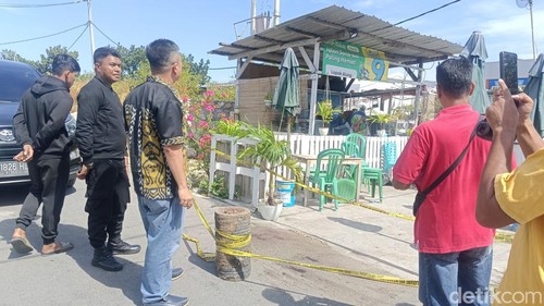 Kapolresta Kupang Kota Kombed Aldinan Manurung (kemeja batik) saat mengecek lokasi penikaman di Jalan WR Mongsidi, tepatnya di sebelah RS Siloam Kupang, NTT, Minggu (16/6/2024). (Foto: Yufengki Bria/detikBali)