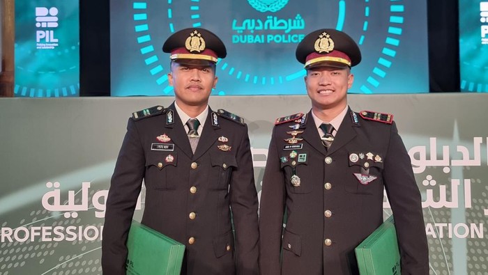 Kapolri Beri Pin Emas ke 2 Anggota Berprestasi di Rochester Institute Dubai