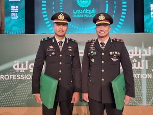 Kapolri Beri Pin Emas ke 2 Anggota Berprestasi di Rochester Institute Dubai