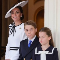 Namun, kreasi Jenny Packham, salah satu desainer favorit Kate, tersebut mendapat beberapa penyegaran sehingga tampak baru. Paling mencolok adalah penambahan dekorasi pita yang menghiasi bahu kanannya. Busana semakin tampak berbeda berkat garis putih yang melilit bagian pinggang. (Foto: Instagram/@princeandprincessofwales)