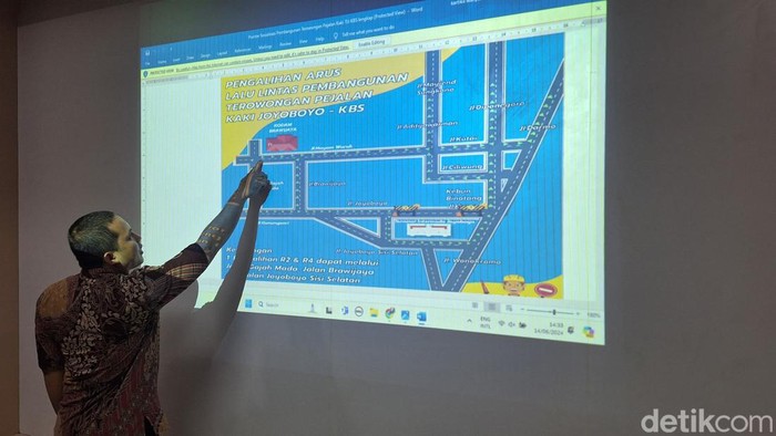 Ketua Tim Angkutan Jalan dan Terminal Dishub Kota Surabaya Ali Mustofa saat menjelaskan terkait pembangunan tunnel.