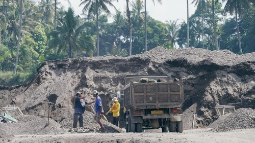 KPK meninjau salah satu lokasi galian C di Lombok Timur, NTT, Jumat (14/6/2024).
