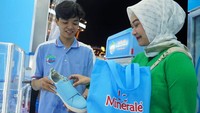  Le Minerale menghadirkan booth yang memberikan edukasi kepada konsumen di Jakarta Fair.