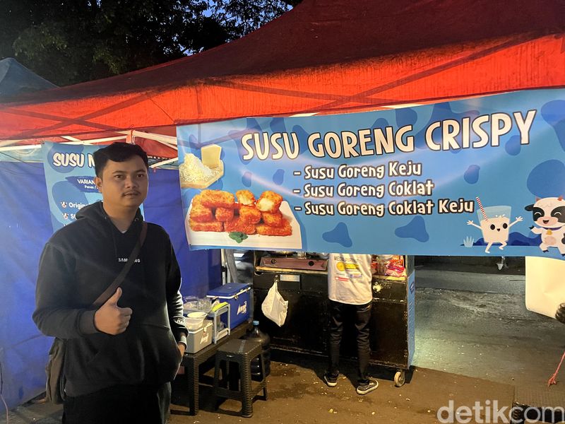 Lukman penjual susu goreng krispi di Taman Monju Kota Bandung,