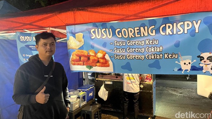 Lukman penjual susu goreng krispi di Taman Monju Kota Bandung,