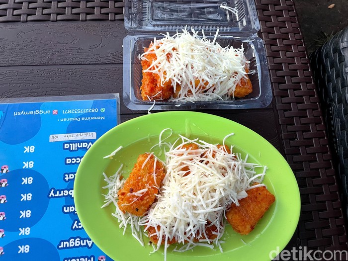 Lukman penjual susu goreng krispi di Taman Monju Kota Bandung,