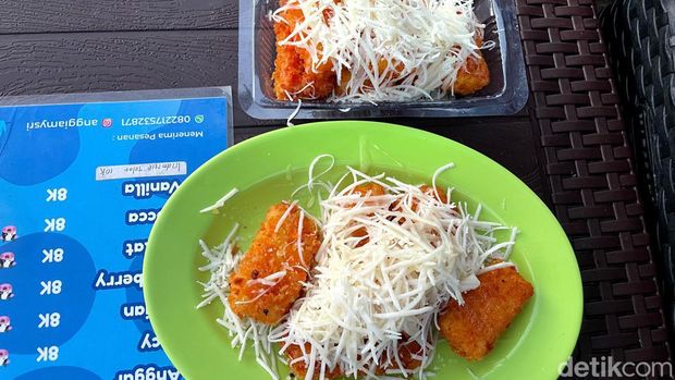 Lukman penjual susu goreng krispi di Taman Monju Kota Bandung,