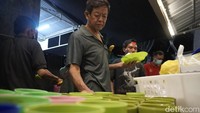 Selain di halaman, bagian dalam Masjid Pemuda Konsulat juga digunakan untuk makan gratis (Foto: Ardian Dwi Kurnia)