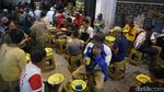 Suasana Makan Gratis di Masjid Konsulat Pemuda Surabaya