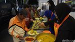 Suasana Makan Gratis di Masjid Konsulat Pemuda Surabaya