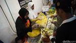 Suasana Makan Gratis di Masjid Konsulat Pemuda Surabaya