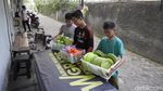 Suasana Makan Gratis di Masjid Konsulat Pemuda Surabaya