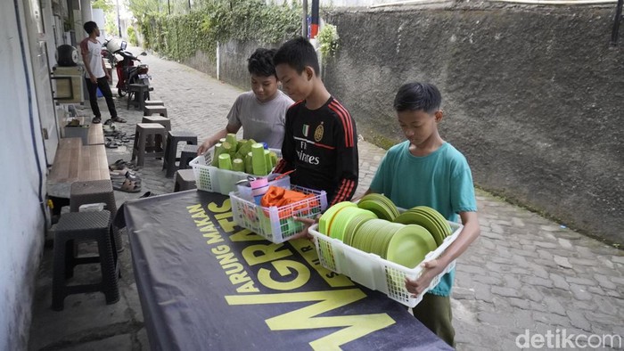 Makan Gratis di Masjid Konsulat Pemuda Surabaya Makan Gratis di Masjid Konsulat Pemuda Surabaya