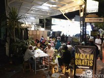 Suasana Makan Gratis di Masjid Konsulat Pemuda Surabaya
