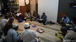 Suasana Makan Gratis di Masjid Konsulat Pemuda Surabaya
