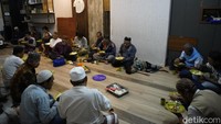 Selain makanan lezat, aneka minuman juga disediakan bagi warga yang makan gratis (Foto: Ardian Dwi Kurnia)
