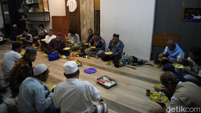 Makan Gratis di Masjid Konsulat Pemuda Surabaya