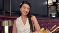 Makan malam di hotel bintang 5 Jakarta, Tsania Marwa tak lupa mengabadikan momen. Di restoran itu sudah tampak suguhan sekeranjang roti. Foto: Instagram tsaniamarwa54