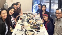Kalau ini potret kompak Tsania Marwa kulineran bersama keluarga dalam rangka ulang tahun Shabrina. Mereka terlihat menyantap steak yang menggugah selera. Foto: Instagram tsaniamarwa54