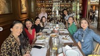Tahun 2022, Tsania Marwa bagikan momen kumpul bareng geng Arisan Cenayang. Terlihat ada Nafa Urbach dan Ashanty dalam momen makan bersama itu. Foto: Instagram tsaniamarwa54