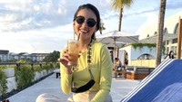 Seperti sedang di beach club, Tsania Marwa menikmati momen dengan segelas es teh leci. Ada juga beragam makanan di depan mata. Foto: Instagram tsaniamarwa54