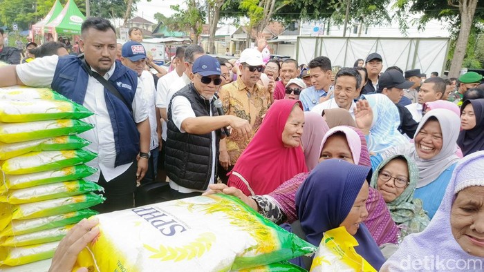 Mendag Zulhas membagikan beras gratis ke warga di Pasar Natar, Lampung Selatan