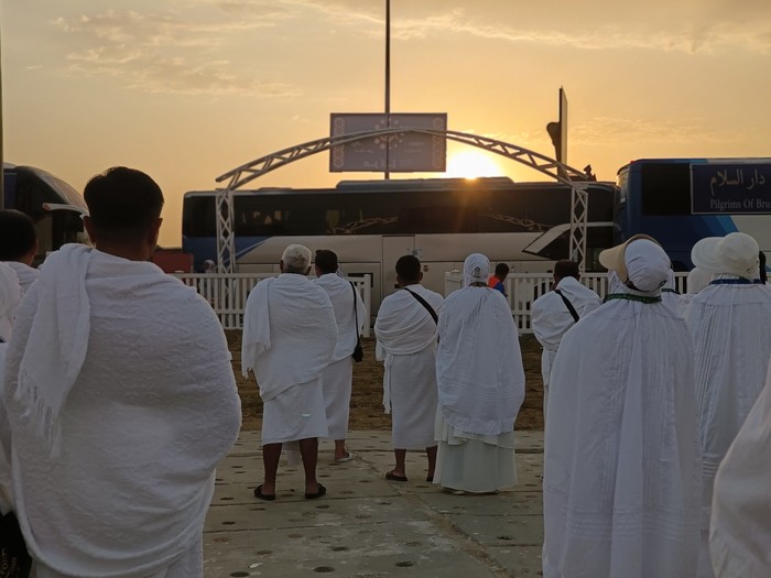 Jemaah haji melakukan doa Wada pada detik-detik berakhirnya Wukuf di Arafah yang ditandai dengan terbenamnya matahari.